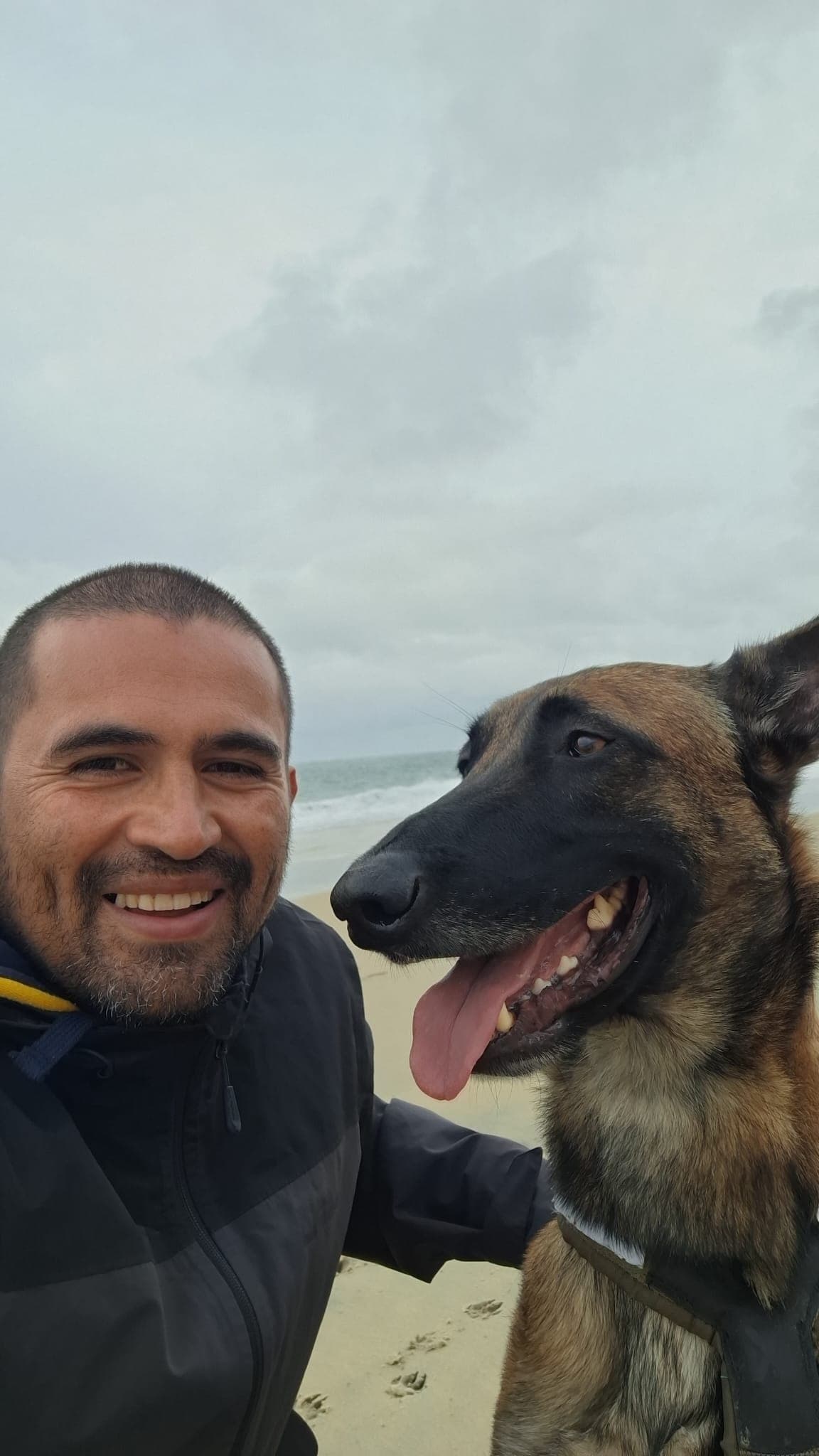 Frédéric et son chien complices sur la plage