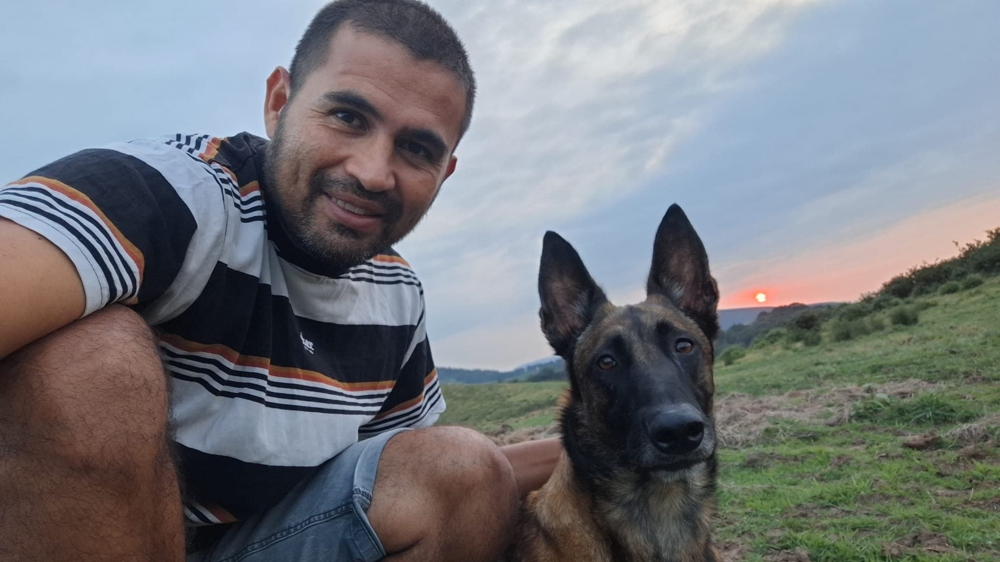 Frédéric et son chien au coucher du soleil
